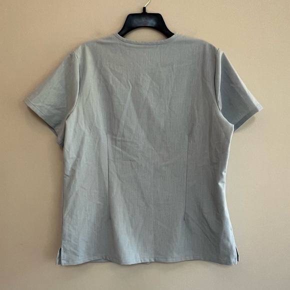 FIGS Casma 3-Pocket Scrub Top in Limited Edition Light Chambray Blue PO 6580, L - Picture 5 of 7